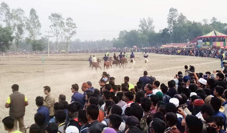 টাঙ্গাইলে ওয়ালটনের পৃষ্ঠপোষকতায় ঘোড়দৌড়