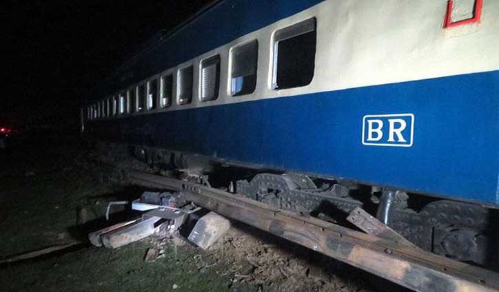 খুলনার সাথে সারা দেশের রেল যোগাযোগ বন্ধ খুলনার সাথে সারা দেশের রেল যোগাযোগ বন্ধ