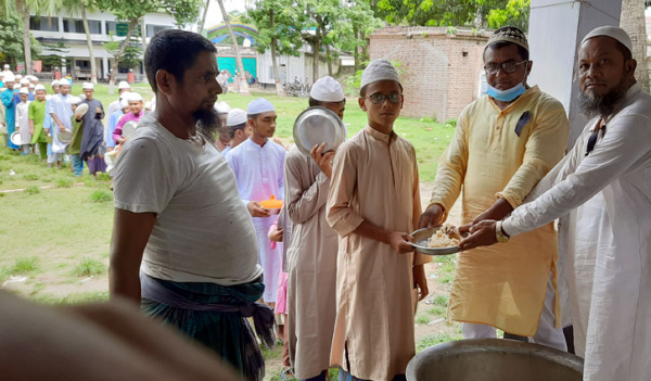 সান্তাহারে ২০০ এতিমের মাঝে খাবার বিতরণ সান্তাহারে ২০০ এতিমের মাঝে খাবার বিতরণ