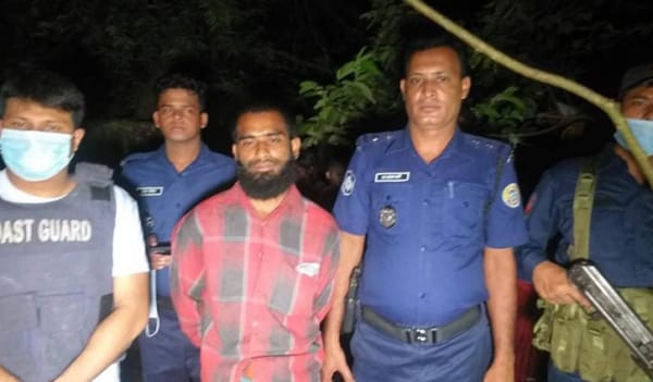 বরগুনায় ৫ অস্ত্রসহ জলদস্যু আটক বরগুনায় ৫ অস্ত্রসহ জলদস্যু আটক