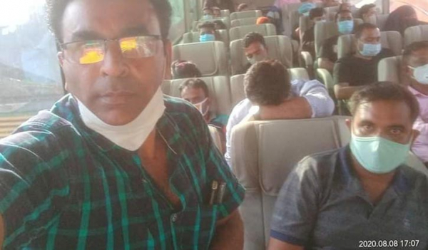 বাসে বর্ধিতভাড়া, কিন্তু যাত্রী বসাচ্ছে প্রত্যেক আসনে বাসে বর্ধিতভাড়া, কিন্তু যাত্রী বসাচ্ছে প্রত্যেক আসনে