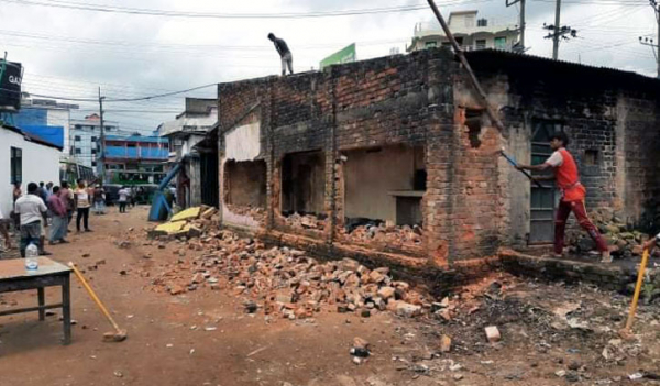 হাটহাজারী বাস স্টেশনে উচ্ছেদ অভিযান হাটহাজারী বাস স্টেশনে উচ্ছেদ অভিযান