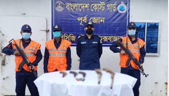 সাগরে অভিযান চালিয়ে অস্ত্র-গুলি জব্দ করেছে কোস্ট গার্ড সাগরে অভিযান চালিয়ে অস্ত্র-গুলি জব্দ করেছে কোস্ট গার্ড