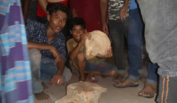 মধ্যরাতেও ব্যস্ত মৌসুমি খাটিয়া ব্যবসায়ীরা মধ্যরাতেও ব্যস্ত মৌসুমি খাটিয়া ব্যবসায়ীরা