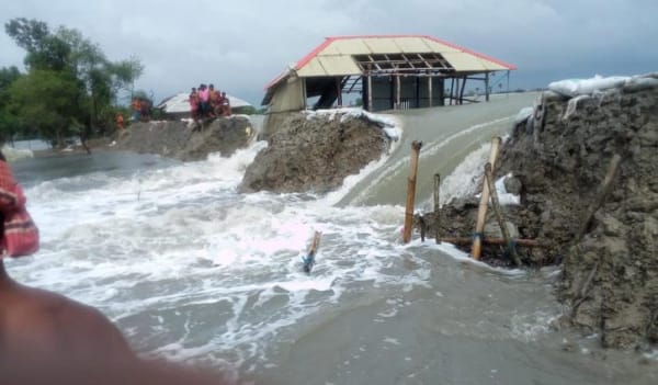 সাতক্ষীরার গাবুরায় বেড়িবাঁধ ভেঙে ২টি গ্রাম প্লাবিত সাতক্ষীরার গাবুরায় বেড়িবাঁধ ভেঙে ২টি গ্রাম প্লাবিত
