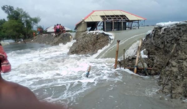 সাতক্ষীরার গাবুরায় বেড়িবাঁধ ভেঙে ২টি গ্রাম প্লাবিত 