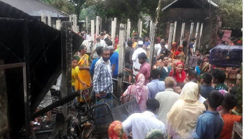 টঙ্গীতে আগুনে পুড়েছে ২ বাড়ির ১০ কক্ষ টঙ্গীতে আগুনে পুড়েছে ২ বাড়ির ১০ কক্ষ