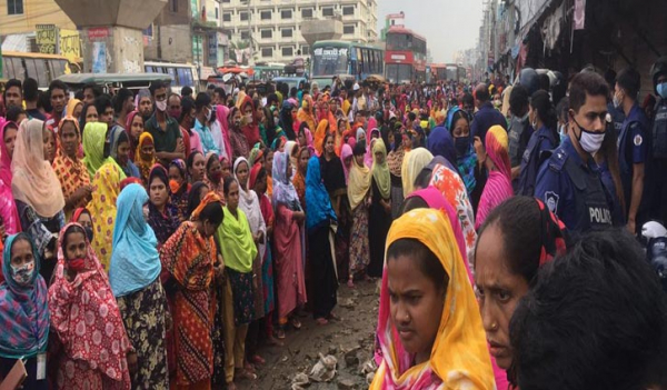 গাজীপুরে পোশাক শ্রমিকদের সড়ক অবরোধ গাজীপুরে পোশাক শ্রমিকদের সড়ক অবরোধ