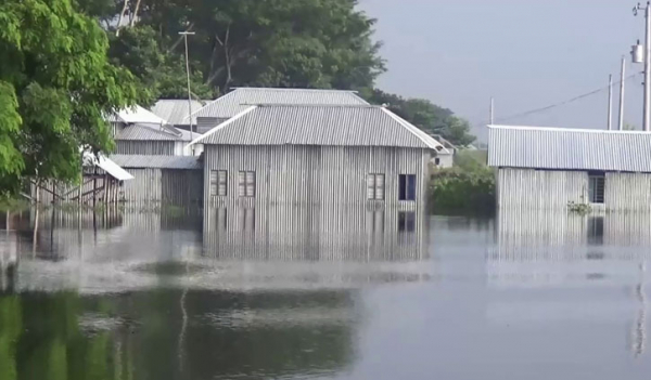 গোপালগঞ্জে নদীর পানি বৃদ্ধিতে ভাঙন শুরু, আতঙ্কে বাসিন্দারা গোপালগঞ্জে নদীর পানি বৃদ্ধিতে ভাঙন শুরু, আতঙ্কে বাসিন্দারা