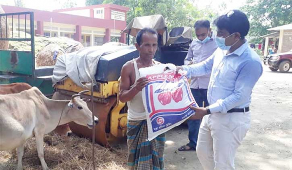 বন্যায় ক্ষতিগ্রস্ত ৫০০ পরিবার পাচ্ছে গো-খাদ্য বন্যায় ক্ষতিগ্রস্ত ৫০০ পরিবার পাচ্ছে গো-খাদ্য