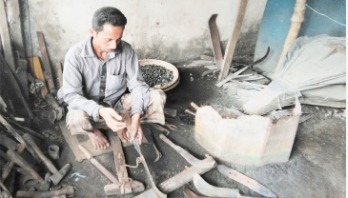 হবিগঞ্জের কামারদের মনে আনন্দ নেই হবিগঞ্জের কামারদের মনে আনন্দ নেই