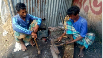 কয়লা সংকটে হিলির কামার পল্লীতে উদ্বেগ কয়লা সংকটে হিলির কামার পল্লীতে উদ্বেগ