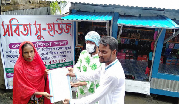 ঝালকাঠিতে নারী মুচিকে দোকান দিয়ে দিলেন যুবলীগ নেতা ঝালকাঠিতে নারী মুচিকে দোকান দিয়ে দিলেন যুবলীগ নেতা