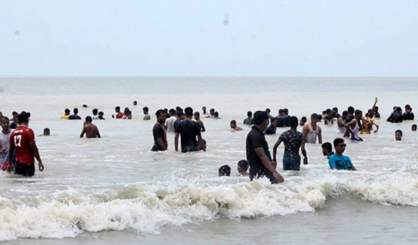 ঈদের পঞ্চম দিনেও কুয়াকাটা সৈকতে পর্যটকদের ভিড় ঈদের পঞ্চম দিনেও কুয়াকাটা সৈকতে পর্যটকদের ভিড়