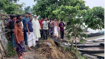 পদ্মার ভাঙনে উদ্বিগ্ন নদীপাড়ের মানুষ পদ্মার ভাঙনে উদ্বিগ্ন নদীপাড়ের মানুষ