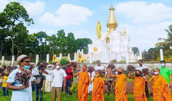 শালবন বিহারে উৎপাদিত শাক-সবজি বিতরণ শালবন বিহারে উৎপাদিত শাক-সবজি বিতরণ