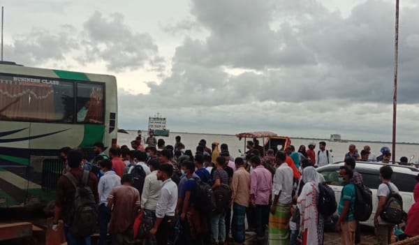 উত্তাল পদ্মা: পারাপারে ফেরিই ভরসা উত্তাল পদ্মা: পারাপারে ফেরিই ভরসা