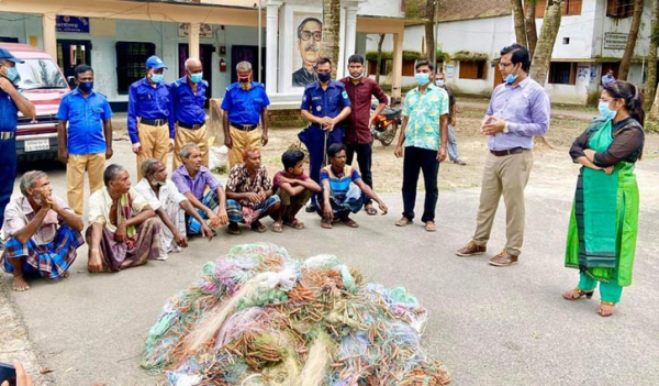 জেল জরিমানাতেও থামছে না মানিকগঞ্জে পোনা মাছ নিধন জেল জরিমানাতেও থামছে না মানিকগঞ্জে পোনা মাছ নিধন