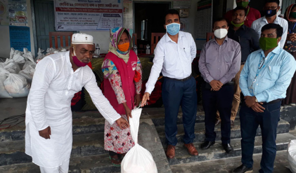 কুড়িগ্রামে করোনা ও বন্যায় ক্ষতিগ্রস্তদের মাঝে খাদ্য বিতরণ কুড়িগ্রামে করোনা ও বন্যায় ক্ষতিগ্রস্তদের মাঝে খাদ্য বিতরণ