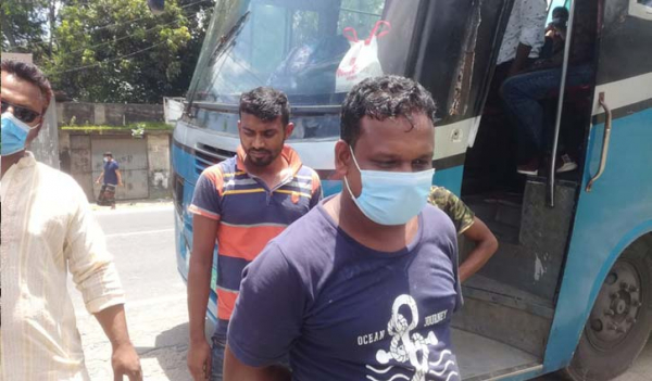 স্বাস্থ্যবিধি না মানায় মানিকগঞ্জে ১৫ বাস চালককে জরিমানা স্বাস্থ্যবিধি না মানায় মানিকগঞ্জে ১৫ বাস চালককে জরিমানা