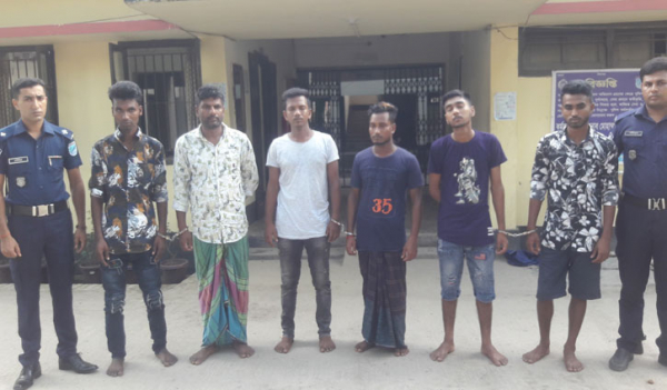 বন্ধুকে বেঁধে বান্ধবীকে ধর্ষণের চেষ্টা, গ্রেপ্তার ৬ বন্ধুকে বেঁধে বান্ধবীকে ধর্ষণের চেষ্টা, গ্রেপ্তার ৬