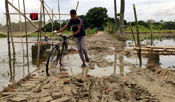 নামছে বন্যার পানি, দৃশ্যমান হচ্ছে ক্ষয়ক্ষতি নামছে বন্যার পানি, দৃশ্যমান হচ্ছে ক্ষয়ক্ষতি