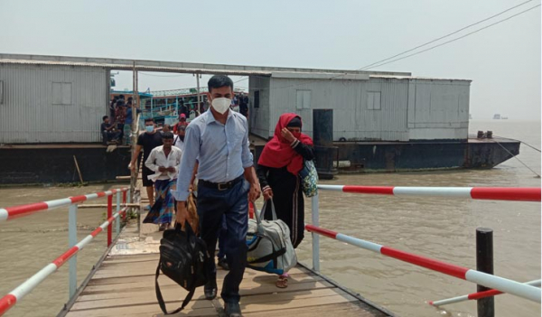 দৌলতদিয়া ঘাটে ঢাকামুখী মানুষের ভিড় দৌলতদিয়া ঘাটে ঢাকামুখী মানুষের ভিড়