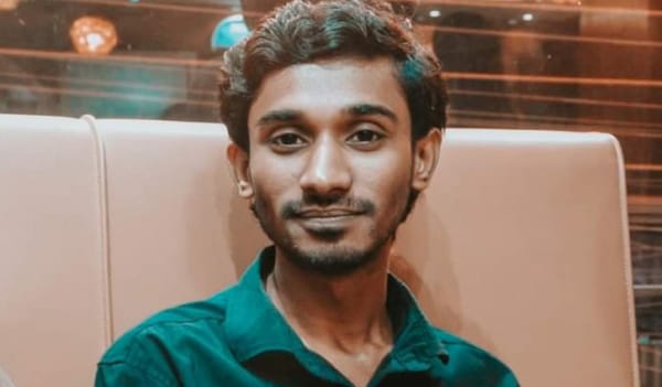 পায়ে পরি চামড়ার জুতো পায়ে পরি চামড়ার জুতো