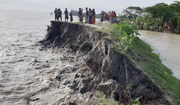 ভাঙনে বিলীন হচ্ছে বসতবাড়ি, আতঙ্কে ৩ হাজার পরিবার ভাঙনে বিলীন হচ্ছে বসতবাড়ি, আতঙ্কে ৩ হাজার পরিবার