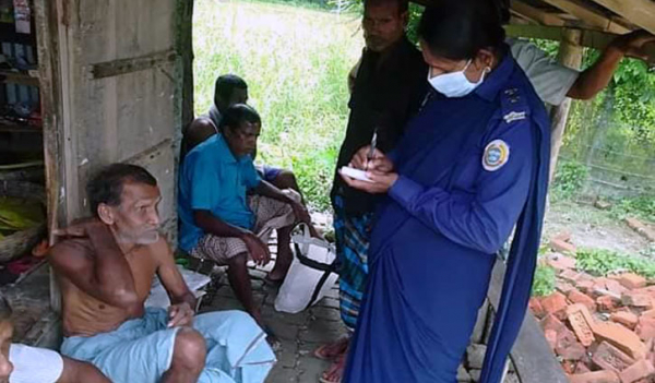 গোয়াল ঘর থেকে নিজ ঘরে বৃদ্ধ বাবা গোয়াল ঘর থেকে নিজ ঘরে বৃদ্ধ বাবা