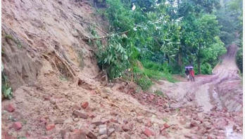 রাঙামাটিতে পাহাড় ধসে সড়ক যোগাযোগ বন্ধ রাঙামাটিতে পাহাড় ধসে সড়ক যোগাযোগ বন্ধ