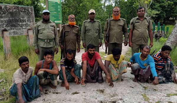 ট্রলার ও ফাঁদসহ ৭ হরিণ শিকারি আটক ট্রলার ও ফাঁদসহ ৭ হরিণ শিকারি আটক