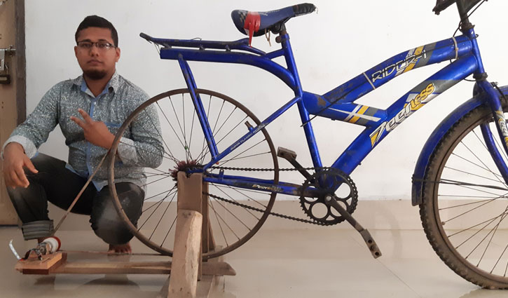 সাইকেলের চাকা ঘুরিয়ে বিদ্যুৎ উৎপাদন কুবি শিক্ষার্থীর