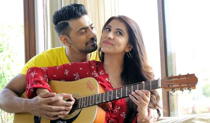 প্রেমিকার জন্য কবিতা লিখে ট্রলের শিকার দেব প্রেমিকার জন্য কবিতা লিখে ট্রলের শিকার দেব