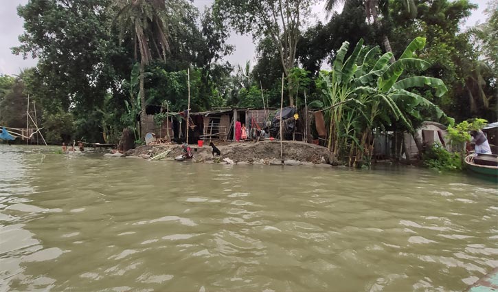 সাটুরিয়ায় ২০ হাজার পরিবার পানিবন্দি সাটুরিয়ায় ২০ হাজার পরিবার পানিবন্দি
