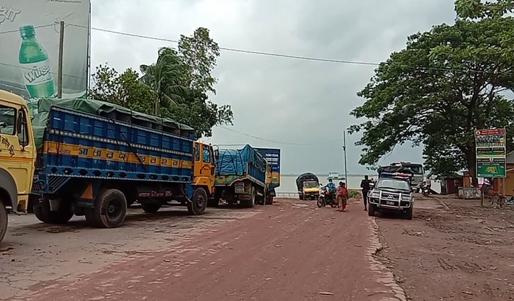 পাটুরিয়া-দৌলতদিয়া নৌরুটে ফেরি সংকটে বেড়েছে ভোগান্তি পাটুরিয়া-দৌলতদিয়া নৌরুটে ফেরি সংকটে বেড়েছে ভোগান্তি