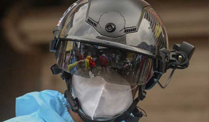করোনা রোগী শনাক্তে মুম্বাইয়ে স্মার্ট হেলমেট
