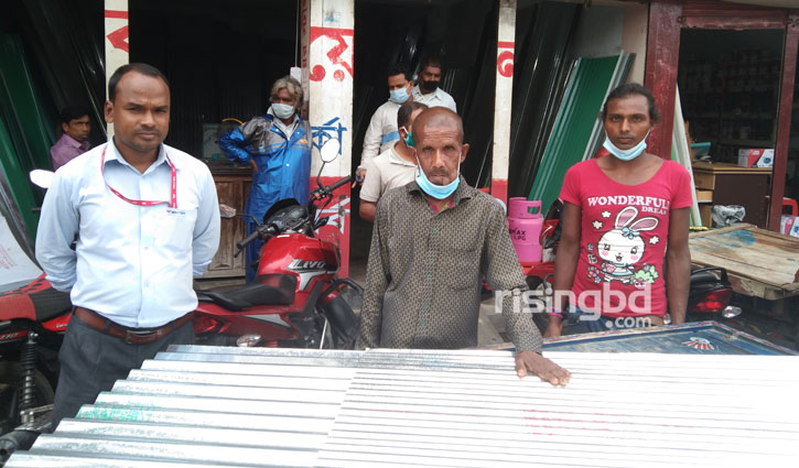 রাইজিংবিডিতে সংবাদ প্রকাশ, ঘর করার টিন পেলেন সেই হরেন রাইজিংবিডিতে সংবাদ প্রকাশ, ঘর করার টিন পেলেন সেই হরেন