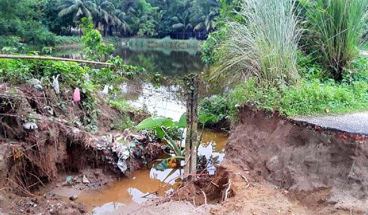 রানিশংকৈলে বৃষ্টিতে সড়কে গর্ত: প্রায় বিচ্ছিন্ন ৫০০ পরিবার রানিশংকৈলে বৃষ্টিতে সড়কে গর্ত: প্রায় বিচ্ছিন্ন ৫০০ পরিবার