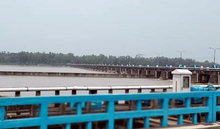 খুলে রাখা হয়েছে তিস্তা ব্যারেজের সব গেট খুলে রাখা হয়েছে তিস্তা ব্যারেজের সব গেট