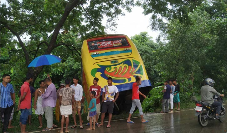 কালীগঞ্জে ২ বাসের মুখোমুখি সংঘর্ষে নারীর মৃত্যু কালীগঞ্জে ২ বাসের মুখোমুখি সংঘর্ষে নারীর মৃত্যু