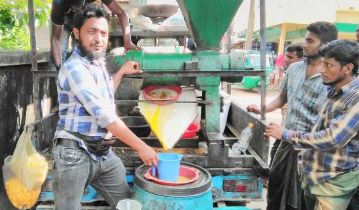  ভ্রাম্যমাণ ঘানিতে খাঁটি সরিষার তেল