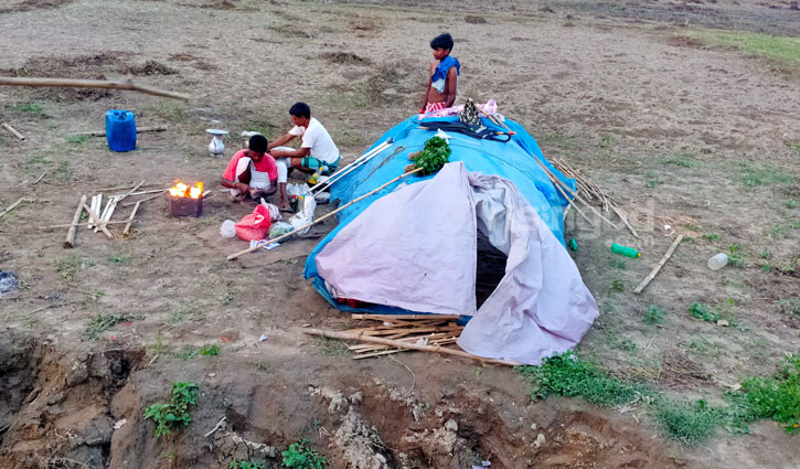 ‘সঙ্গে বাড়ি সঙ্গে ঘর, এদের নাম যাযাবর’