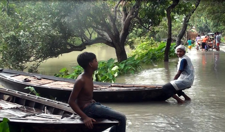 পিচঢালা সড়কে নৌকার ঘাট