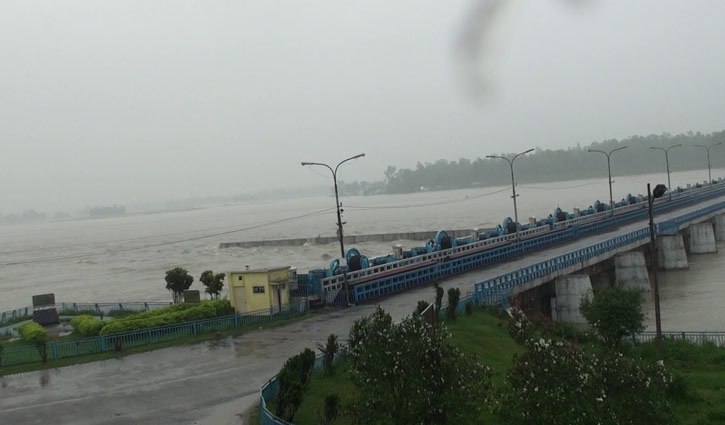 নীলফামারীতে পানিবন্দি ৫ হাজার পরিবার নীলফামারীতে পানিবন্দি ৫ হাজার পরিবার