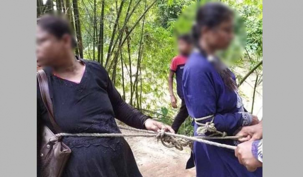 গরু চুরির অভিযোগে মা-মেয়েকে এক রশিতে বেঁধে নির্যাতনের অভিযোগ গরু চুরির অভিযোগে মা-মেয়েকে এক রশিতে বেঁধে নির্যাতনের অভিযোগ