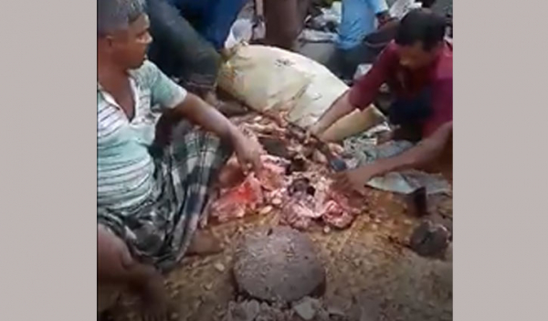 ফুটপাতে জমেছে কোরবানির মাংসের বাজার ফুটপাতে জমেছে কোরবানির মাংসের বাজার