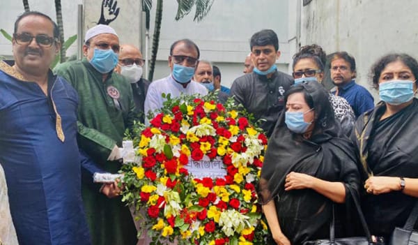 বঙ্গবন্ধুর প্রতিকৃতিতে শ্রদ্ধা জানালেন শিল্পীরা বঙ্গবন্ধুর প্রতিকৃতিতে শ্রদ্ধা জানালেন শিল্পীরা