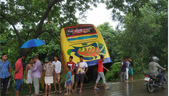 কালীগঞ্জে ২ বাসের মুখোমুখি সংঘর্ষে নারীর মৃত্যু কালীগঞ্জে ২ বাসের মুখোমুখি সংঘর্ষে নারীর মৃত্যু