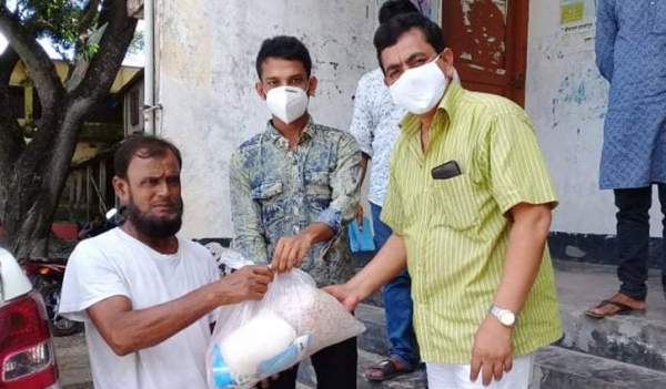 গোপালগঞ্জে বন্যার্তদের মাঝে ত্রাণ বিতরণ গোপালগঞ্জে বন্যার্তদের মাঝে ত্রাণ বিতরণ